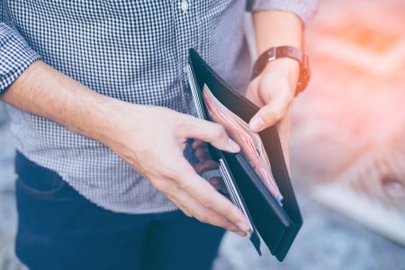 Μισθοί στην Ελλάδα: Τι έχουν κι εξαφανίζονται με το που καταβάλλονται