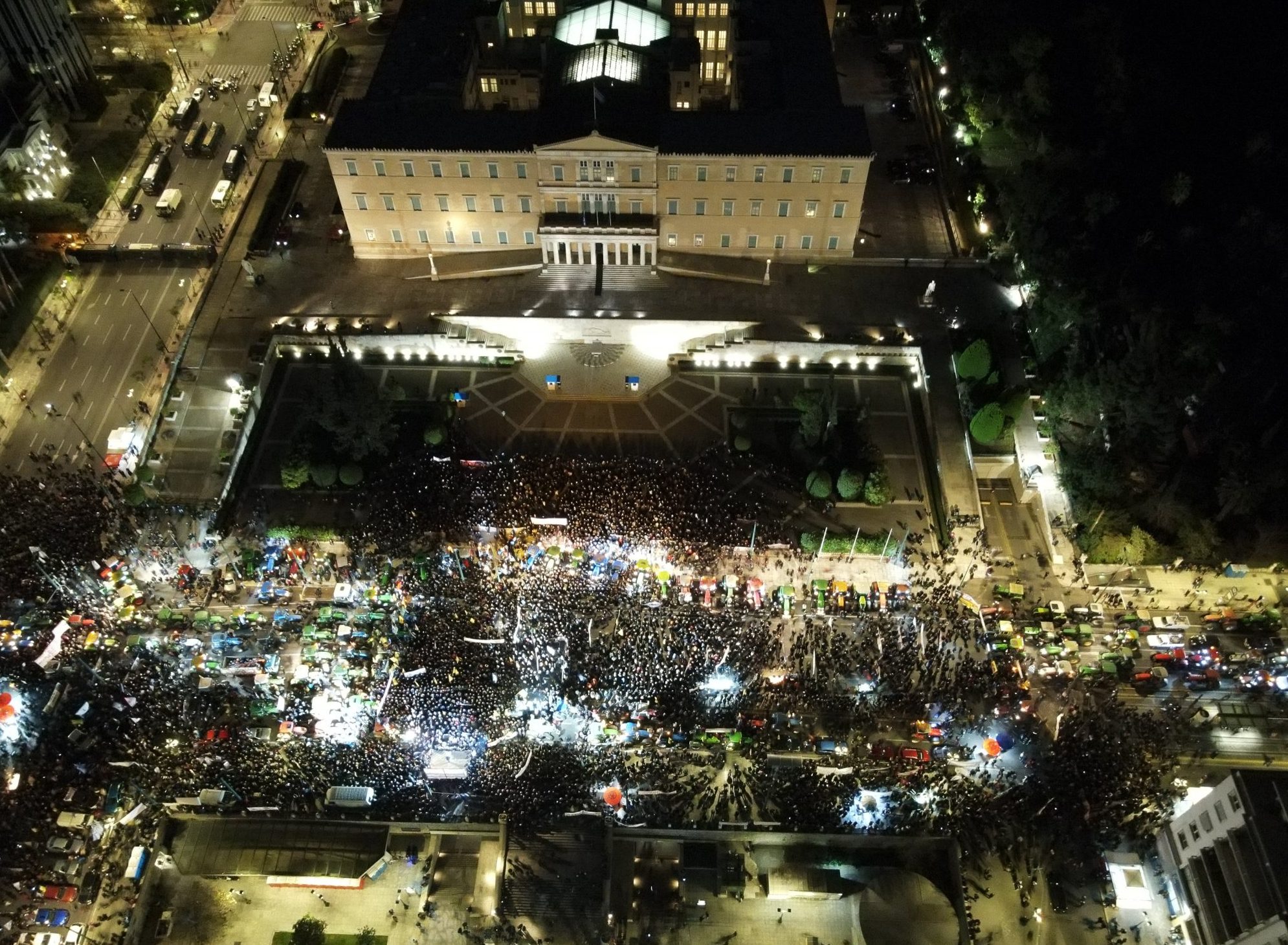 Αγρότες: Πολιορκία του κέντρου της Αθήνας – Τα αιτήματα και η λαϊκή συμπαράσταση