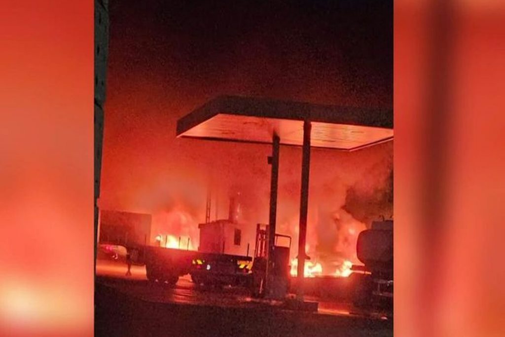 Μάνδρα: Φωτιά σε φορτηγά δίπλα σε βενζινάδικο