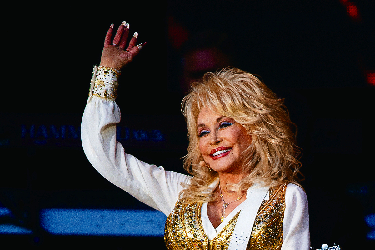 Ντόλι Πάρτον: Η καλλιτέχνιδα-μπιζνεσγούμαν που τα προλαβαίνει όλα – Η νέα της δράση στα «78»