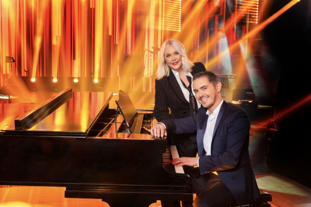 «Σπίτι με το Mega»: Ο Χρήστος Παπαδόπουλος και Τα Παιδιά από την Πάτρα σε ένα γνήσιο λαϊκό γλέντι