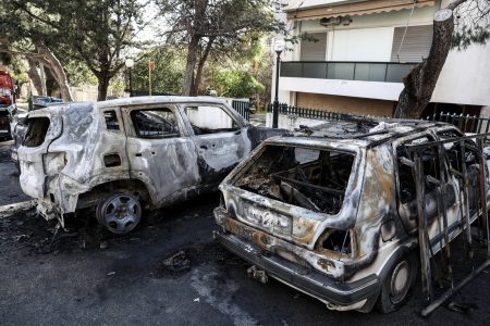 Πατήσια: Φωτιά σε τρία ΙΧ αυτοκίνητα τα ξημερώματα