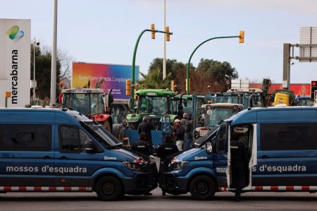 Αγρότες: 500 τρακτέρ στη Μαδρίτη μέχρι το μεσημέρι