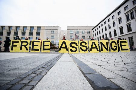 Βρετανία: Ο Ασάνζ κατηγορείται επειδή δημοσιοποίησε αδιακρίτως ονόματα πηγών, υποστηρίζουν οι ΗΠΑ