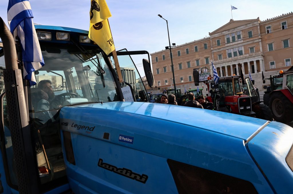 Αγρότες: Αναμένονται αποφάσεις για το αν θα παραμείνουν στο Σύνταγμα τα τρακτέρ