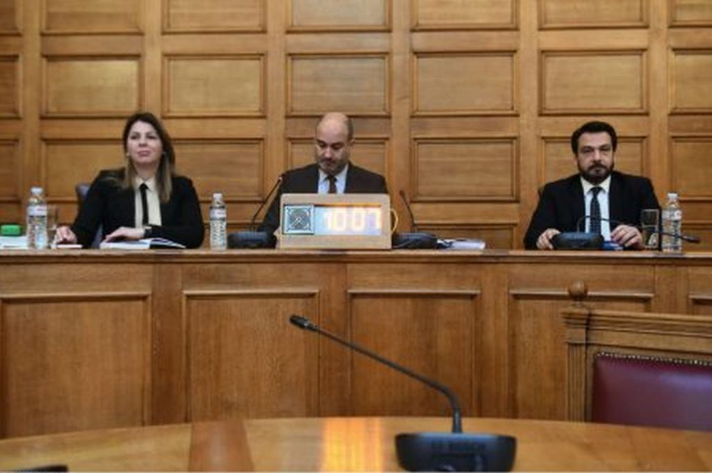 Γαλάζια συγκάλυψη στην εξεταστική των Τεμπών