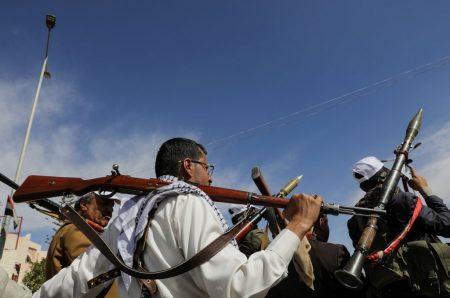 Βενζίνη: Οι επιθέσεις των Χούθι στην Ερυθρά εκτόξευσαν την τιμή
