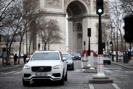 Γιατί η Γαλλία μειώνει τις επιδοτήσεις στα ηλεκτρικά οχήματα