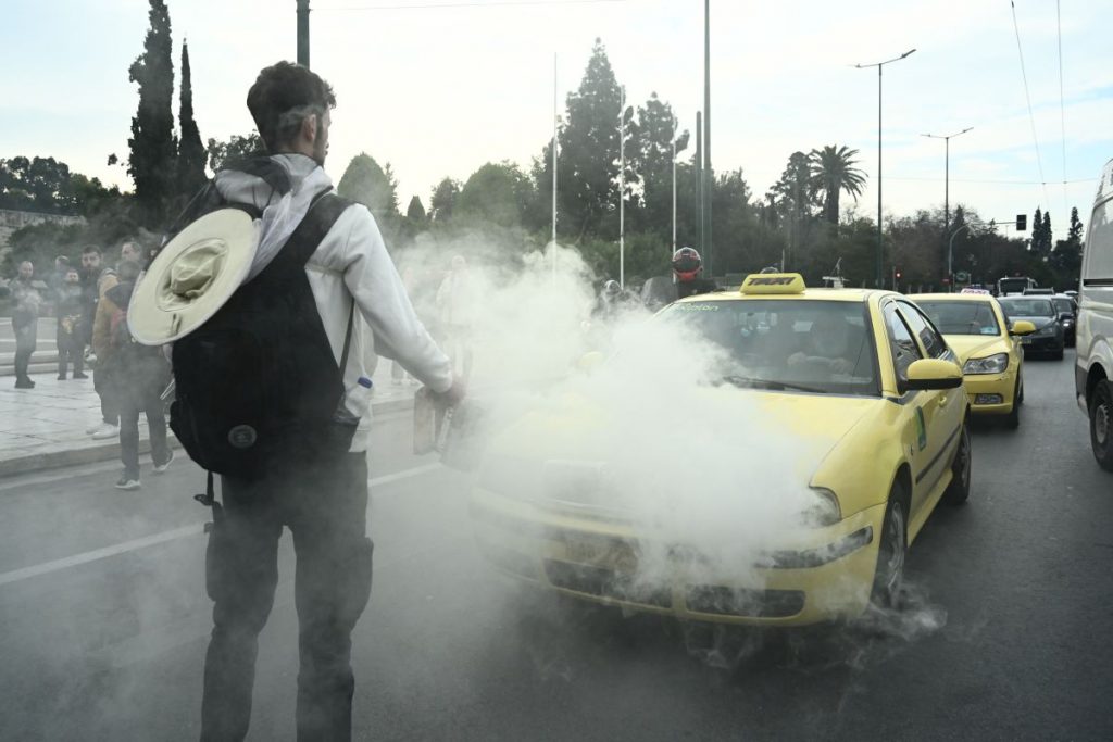 Μέσα σε καπνούς διαμαρτύρονται οι μελισσοκόμοι – Δείτε εικόνες και βίντεο