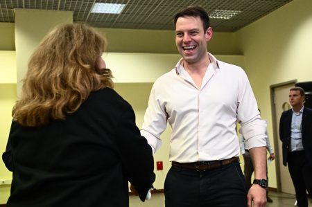 Το χαλαρό πηγαδάκι του Κασσελάκη με τους δημοσιογράφους (Εικόνες)