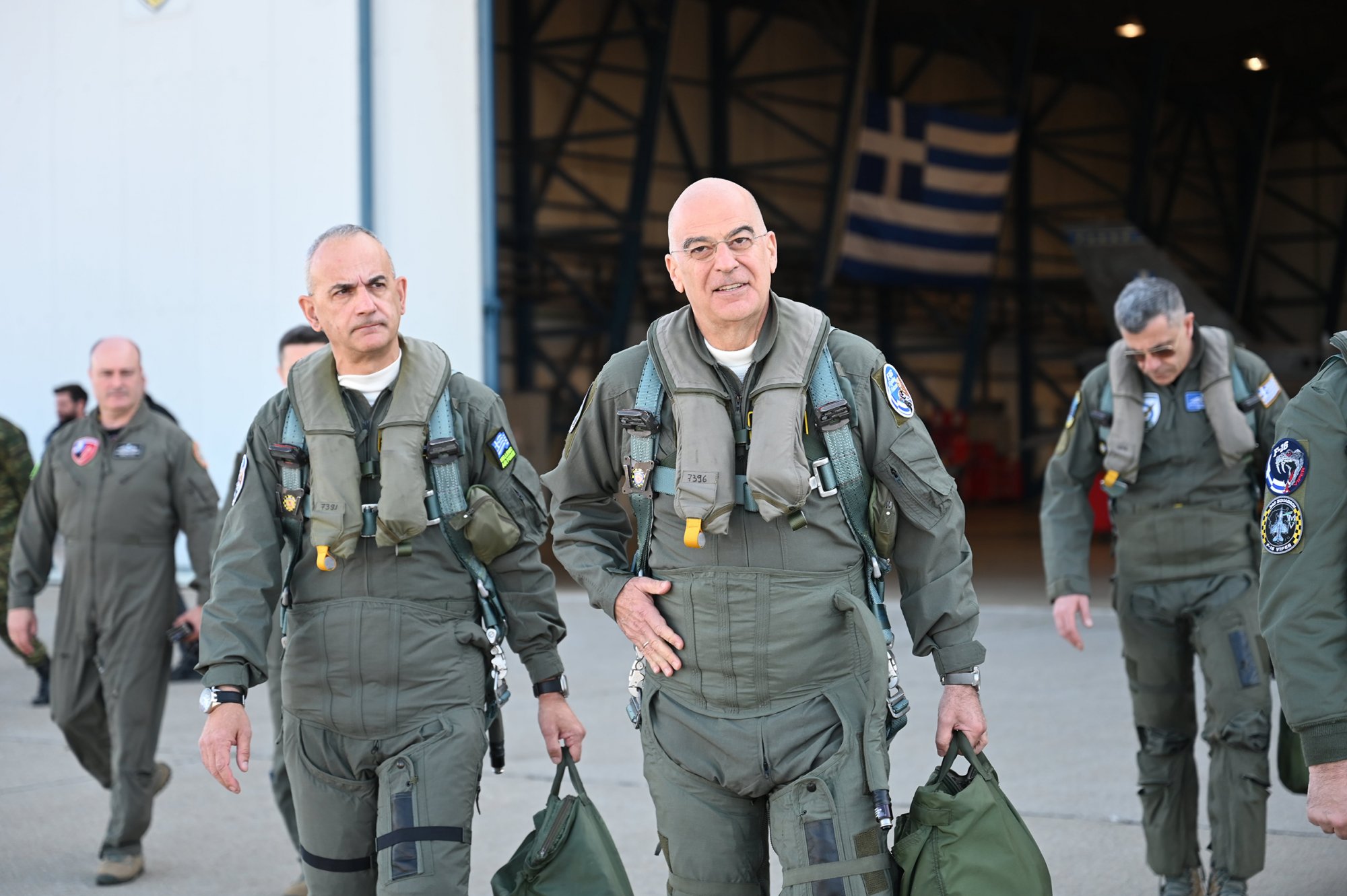 Στη «φωλιά» των F-16 Vipers στα Χανιά ο Νίκος Δένδιας – Πέταξε με μια «οχιά»