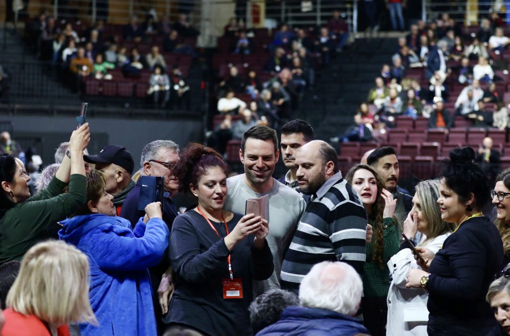 Στην υγεία του απέναντι