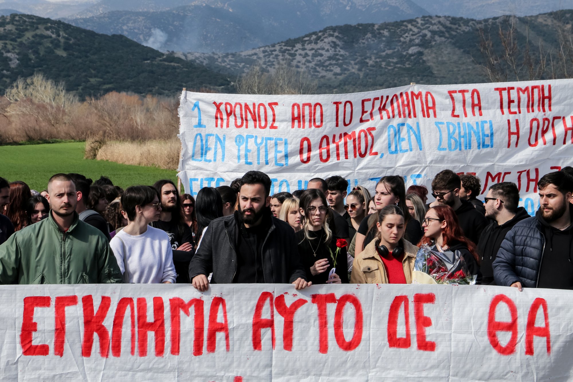 Τέμπη: Φόρος τιμής από φοιτητές στα θύματα του τραγικού δυστυχήματος