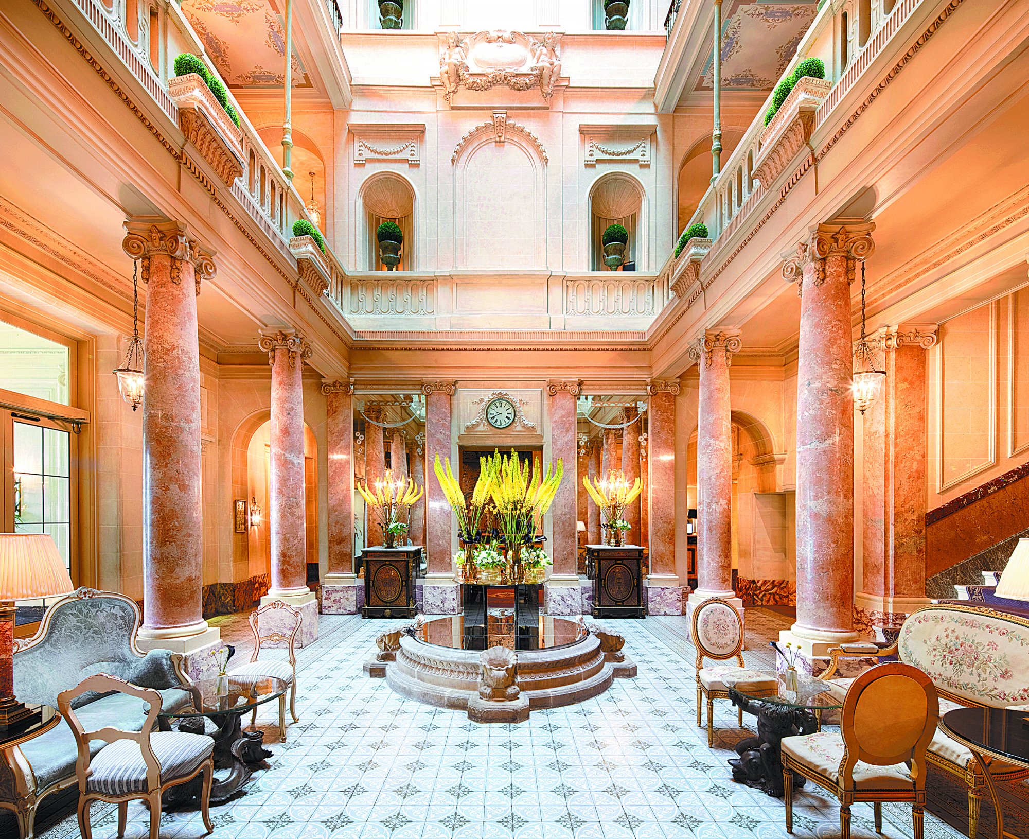 Μνημόσυνα, φήμες και εθνικές εορτές σε κάστρα και ανάκτορα στις Αλπεις