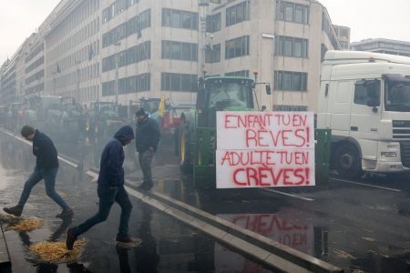 Πεδίο μάχης οι Βρυξέλλες μεταξύ αγροτών και αστυνομίας – Δείτε εικόνες