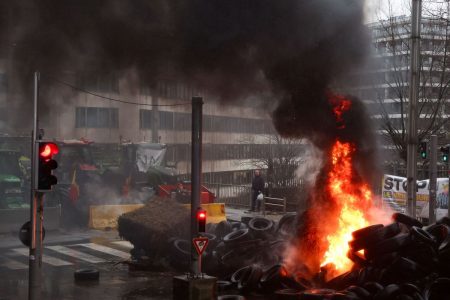 Βρυξέλλες: Χαμός με τους αγρότες, έσπασαν τα κιγκλιδώματα