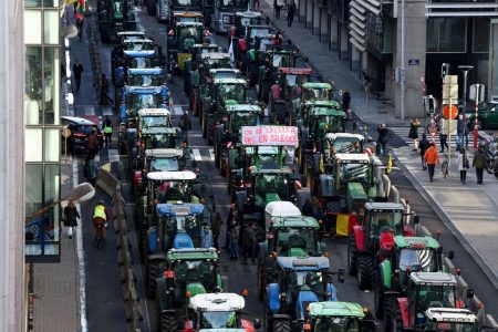 Αγρότες: Παραμένουν στα μπλόκα – Διαμαρτυρία και στις Βρυξέλλες