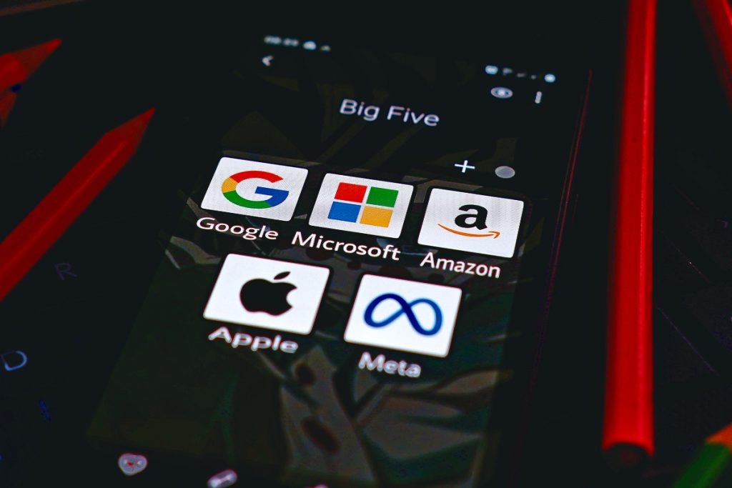 Η «μάχη» των τεχνολογικών κολοσσών στην ΑΙ: Ποιος είναι ο νικητής;