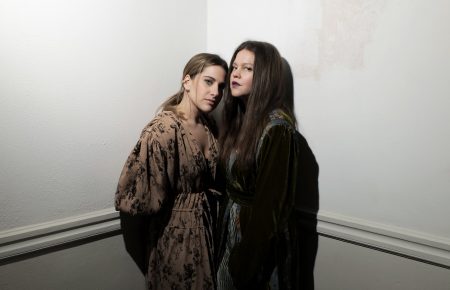 Δάφνη: Η Άρτεμις Γρύμπλα και η Λίλα Μπακλέση αφηγούνται ένα σύγχρονο queer παραμύθι