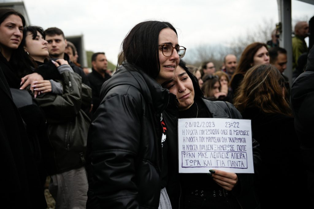Τέμπη: Ράγισαν καρδιές στο μνημόσυνο για την τραγωδία