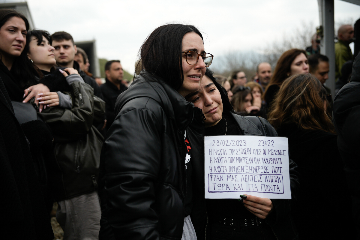 Τέμπη: Ράγισαν καρδιές στο μνημόσυνο για την τραγωδία