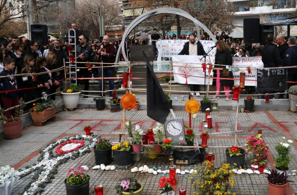 Λάρισα: Συγκίνηση στην πλατεία ΟΣΕ όπου κατέληξε η πορεία για τα Τέμπη