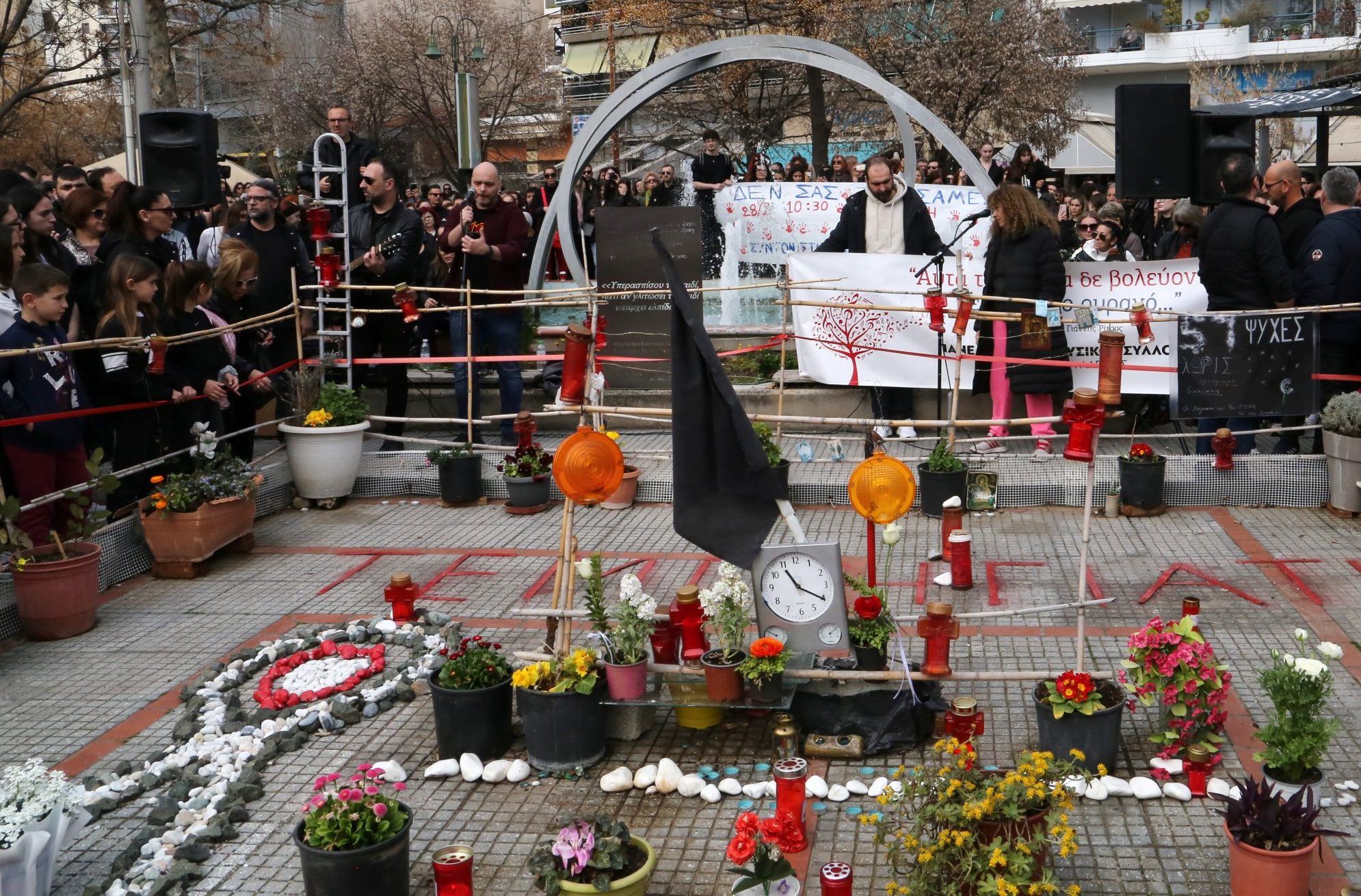 Λάρισα: Συγκίνηση στην πλατεία ΟΣΕ όπου κατέληξε η πορεία για τα Τέμπη