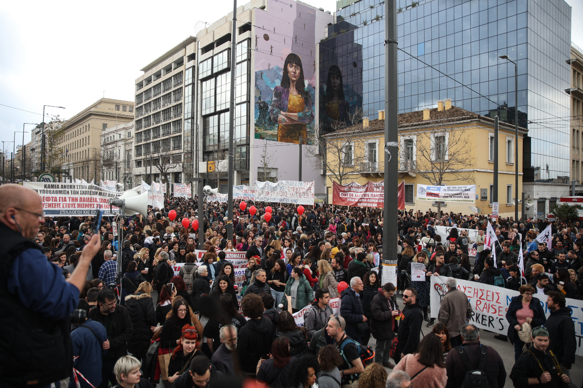 Τέμπη: Πλήθος κόσμου στην πορεία στο κέντρο της Αθήνας