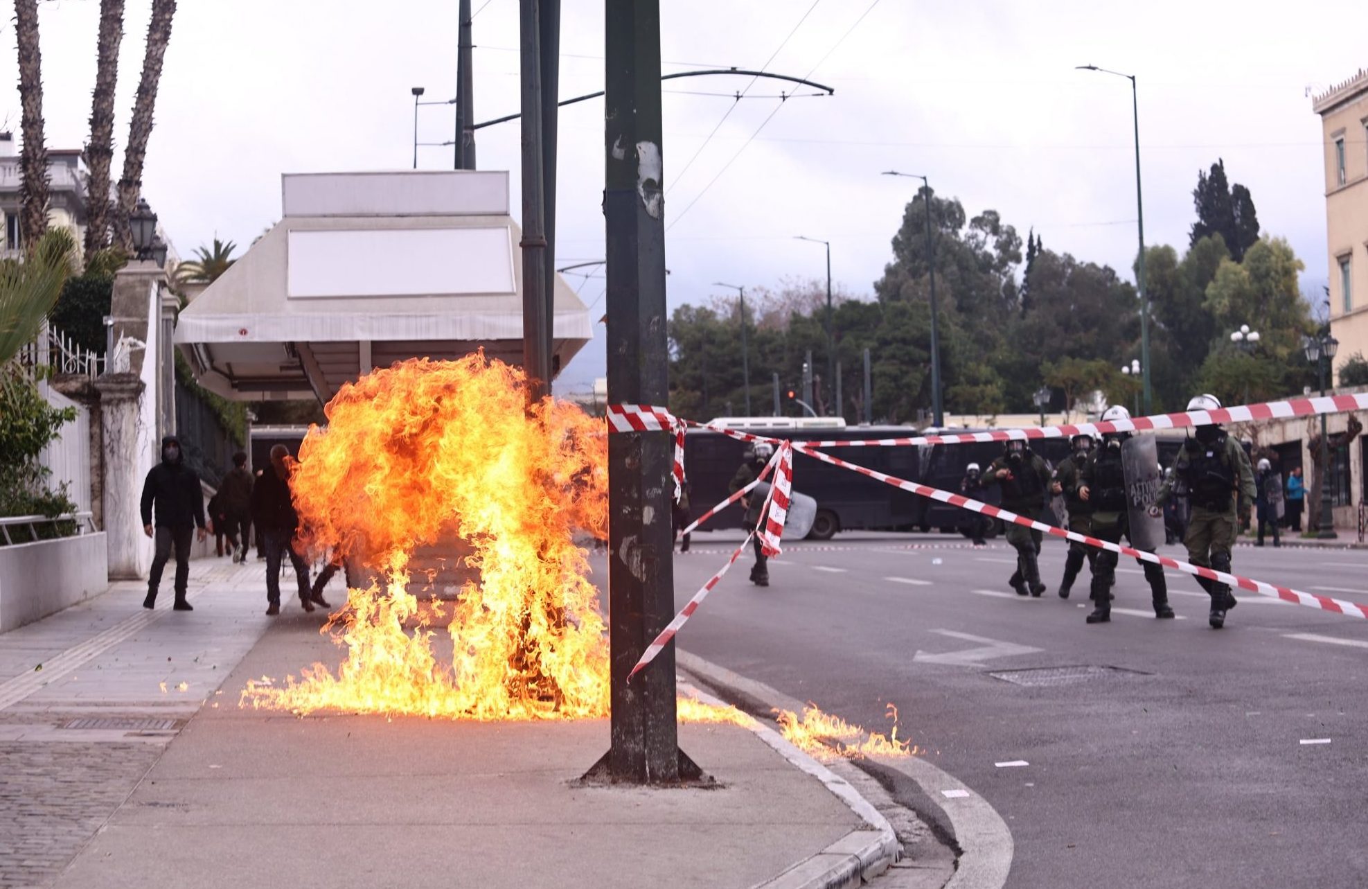 Τέμπη: Επεισόδια σε Αθήνα και Θεσσαλονίκη στις πορείες για την τραγωδία