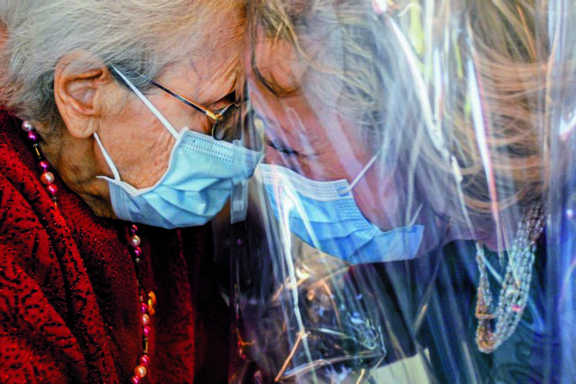 Covid: Οι «άτρωτοι» στα 4 χρόνια πανδημίας – Γιατί κάποιοι δεν κόλλησαν