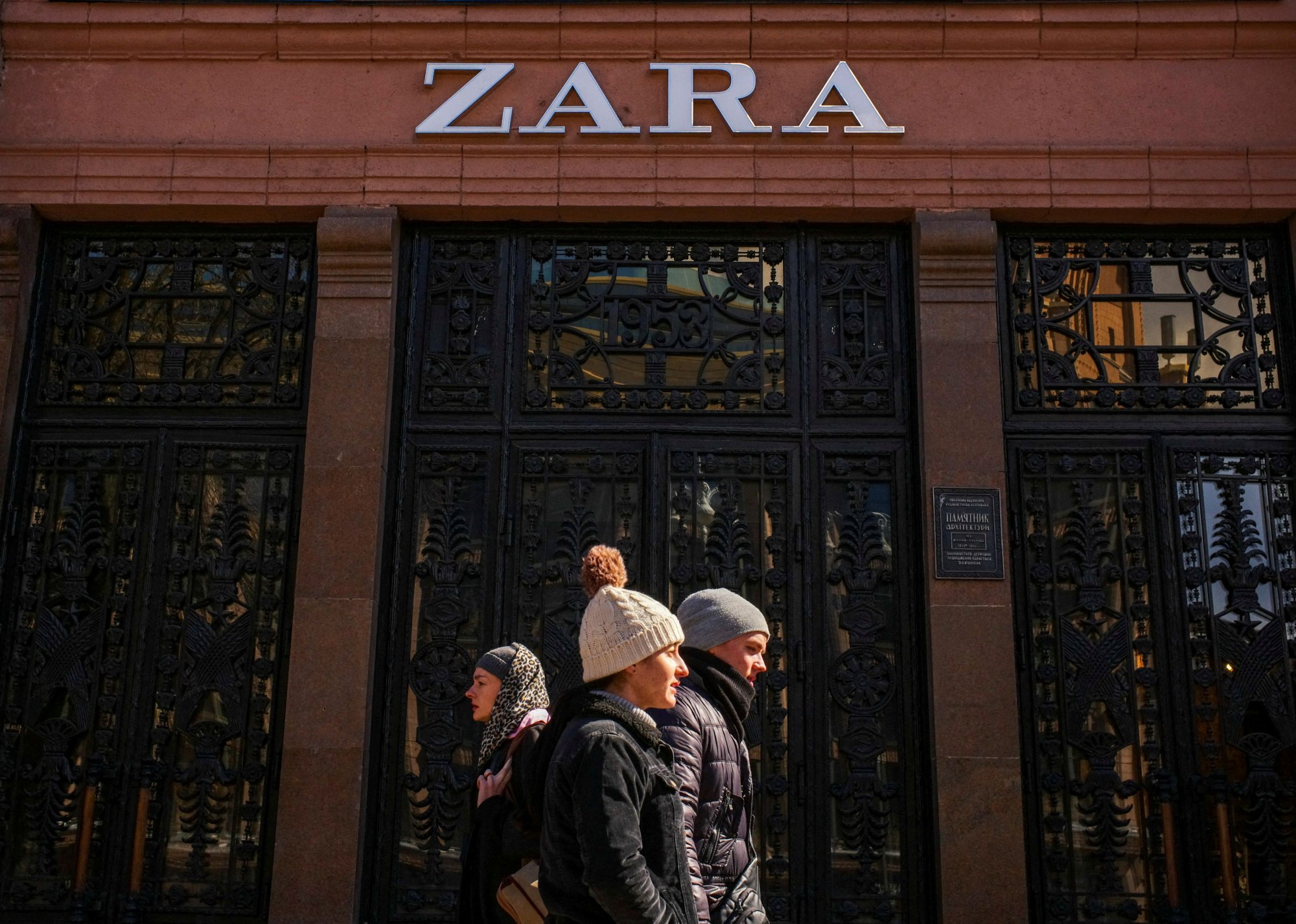 Zara: Αψηφά τον Πούτιν και επιστρέφει στην Ουκρανία με 50 καταστήματα