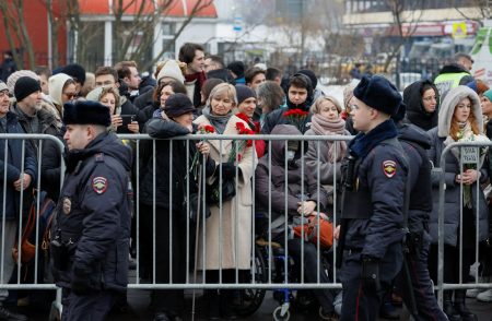 Πλήθος κόσμου και δρακόντεια μέτρα για την κηδεία του Ναβάλνι στη Μόσχα