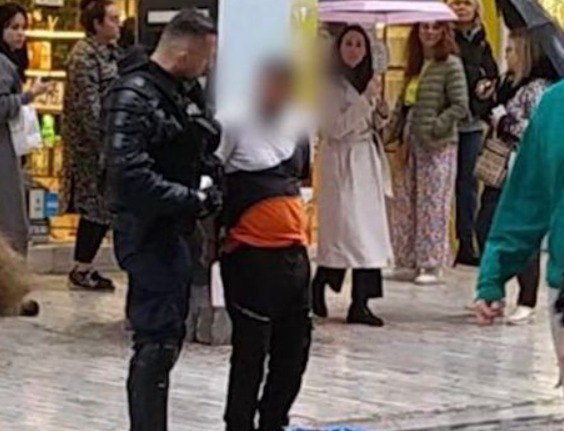 Σύνταγμα: Νοσηλεύεται στη ΜΕΘ η 22χρονη – Τα νεότερα για την υγεία της