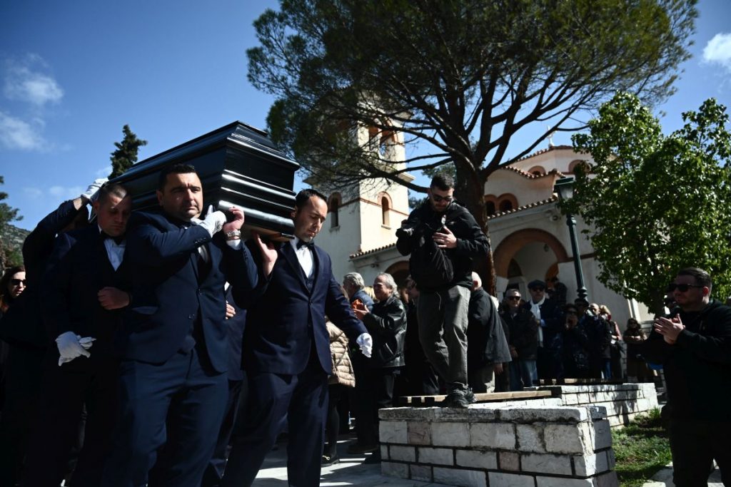 Ηλίας Λογοθέτης: Πλήθος κόσμου στο τελευταίο αντίο