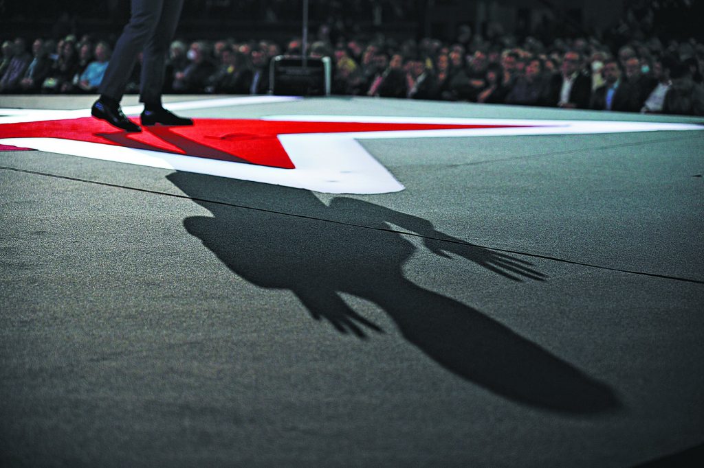 Αριστερά: Brand name σε αναζήτηση πυξίδας