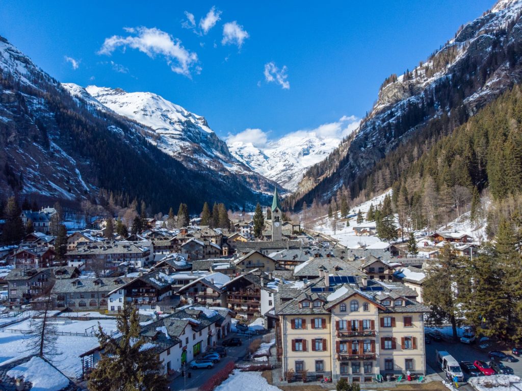 Ιταλία: Ένας νεκρός και 5.000 άνθρωποι αποκλεισμένοι από το χιόνι