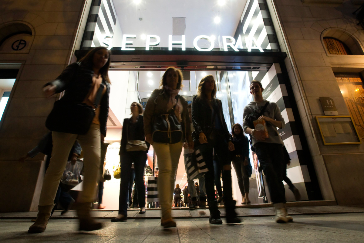 Sephora: Με πυξίδα το «φαινόμενο κραγιόν» και το «ασπρόμαυρο αίμα» Sephora: Με πυξίδα το «φαινόμενο κραγιόν» και το «ασπρόμαυρο αίμα»
