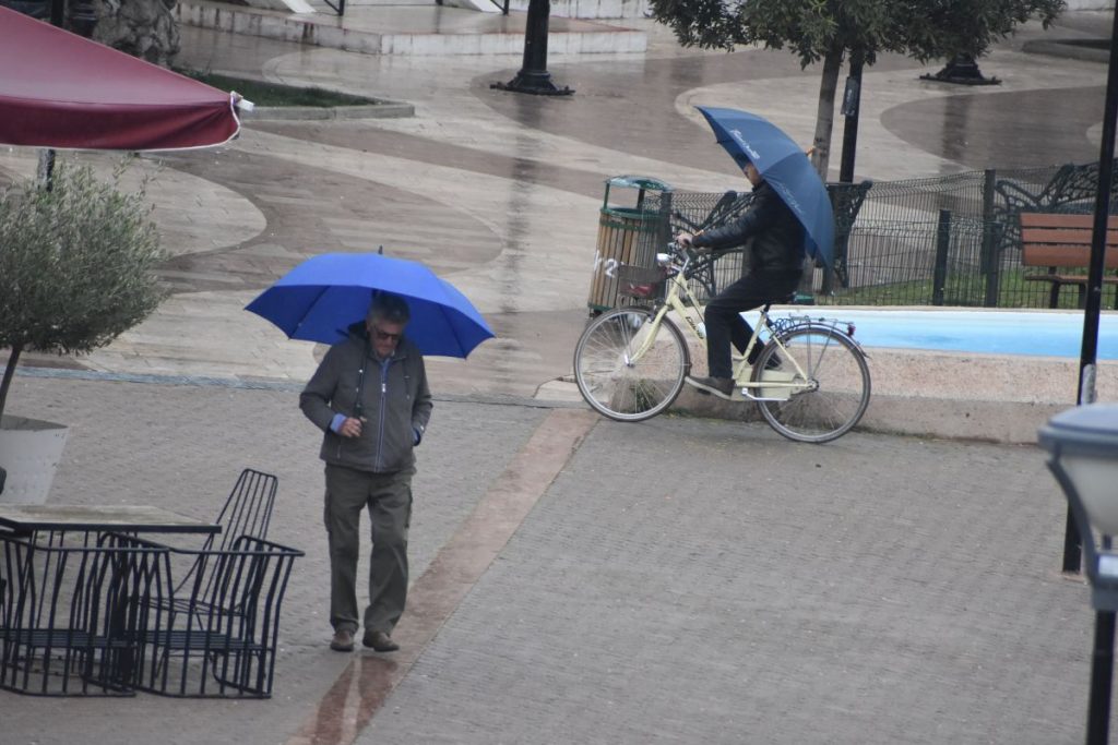 Καιρός: Βροχερή Κυριακή με υψηλές θερμοκρασίες