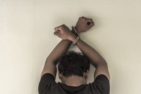 Αίγινα: Συνελήφθη 36χρονος για το βιασμό της ανήλικης κόρης της συντρόφου του