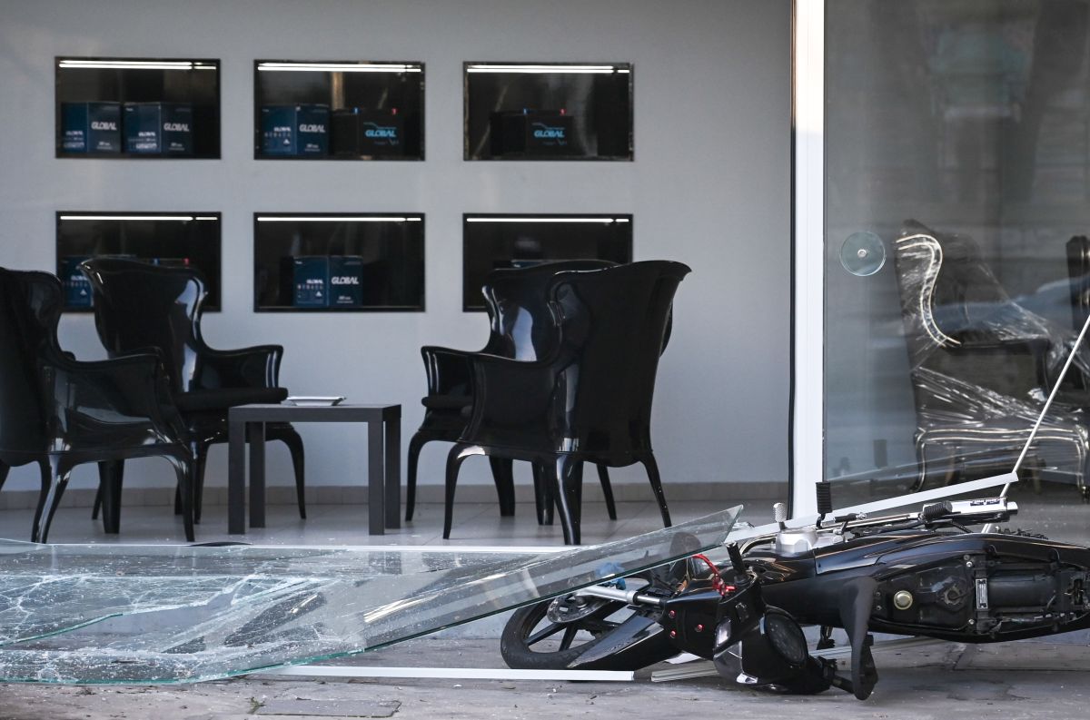 Πειραιάς: Βομβαρδισμένο τοπίο, έσπασαν παράθυρα σε πολυκατοικίες