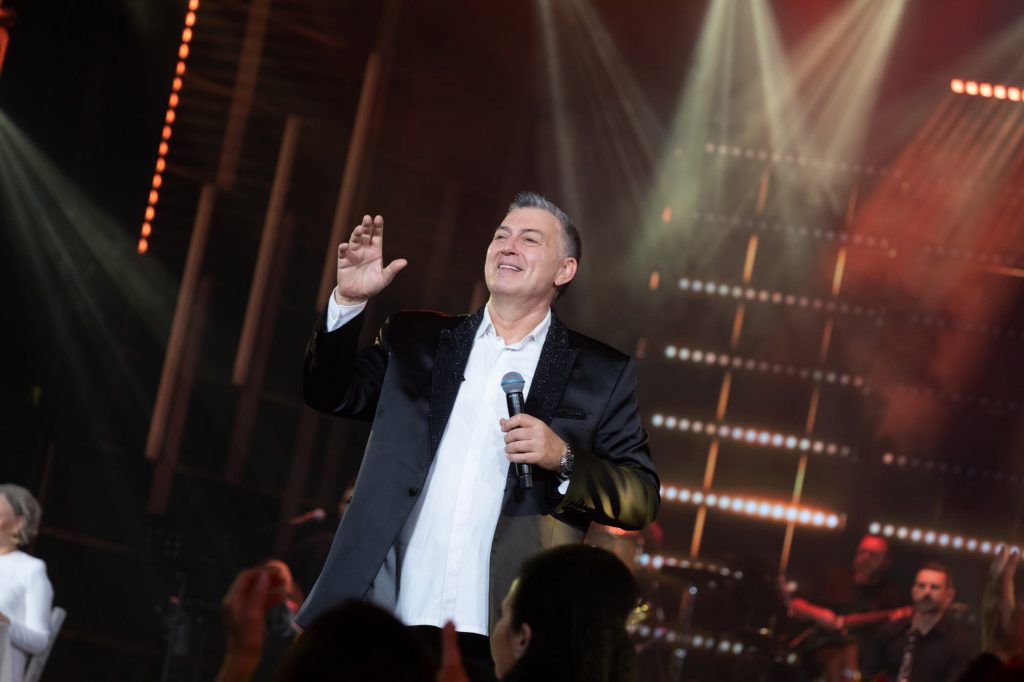 Mεγάλες λαϊκές επιτυχίες με τον Νίκο Μακρόπουλο στο «Σπίτι με το MEGA»