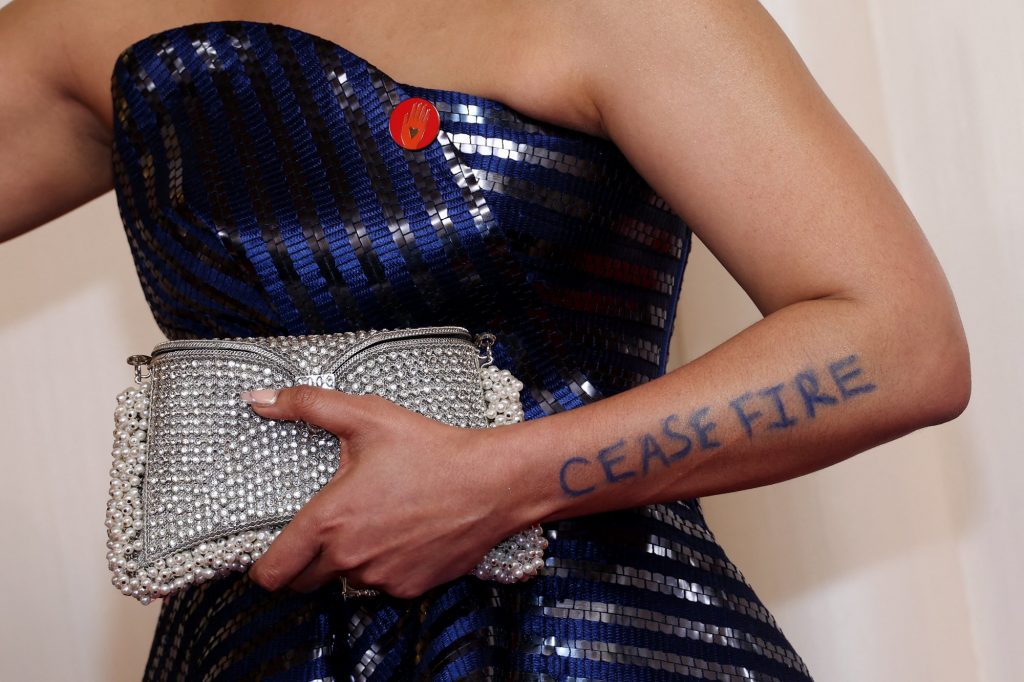 Διάσημοι με κόκκινες καρφίτσες για την κατάπαυση του πυρός στη Γάζα