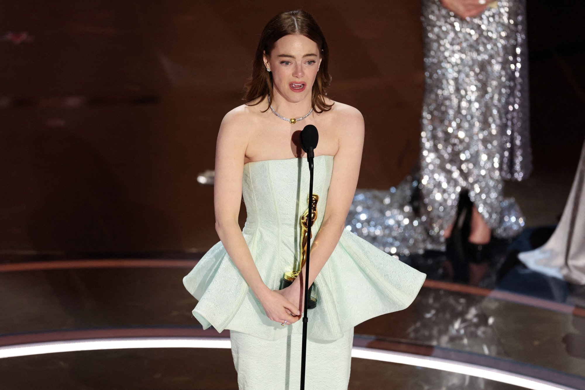 Oscars 2024: Η στιγμή που η δακρυσμένη Έμα Στόουν ευχαριστεί τον Λάνθιμο
