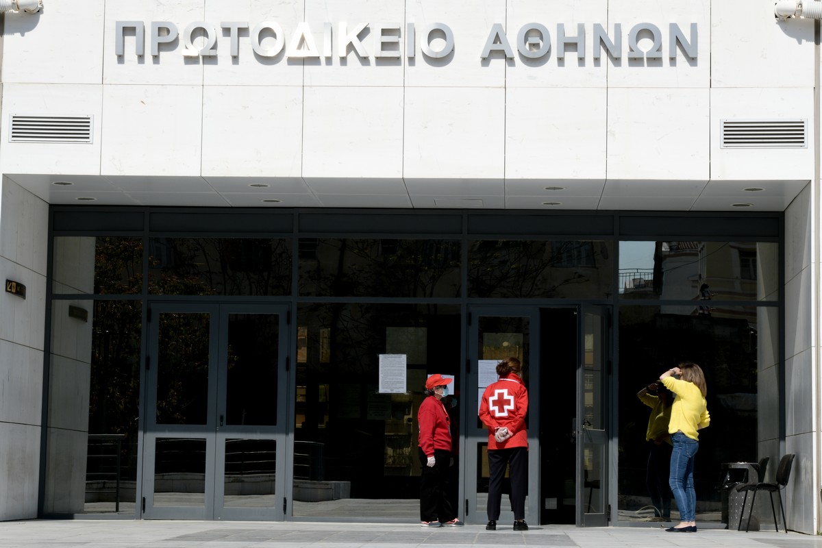Πρωτοδικείο Αθηνών: Τηλεφώνημα για βόμβα – Σπεύδουν πυροτεχνουργοί