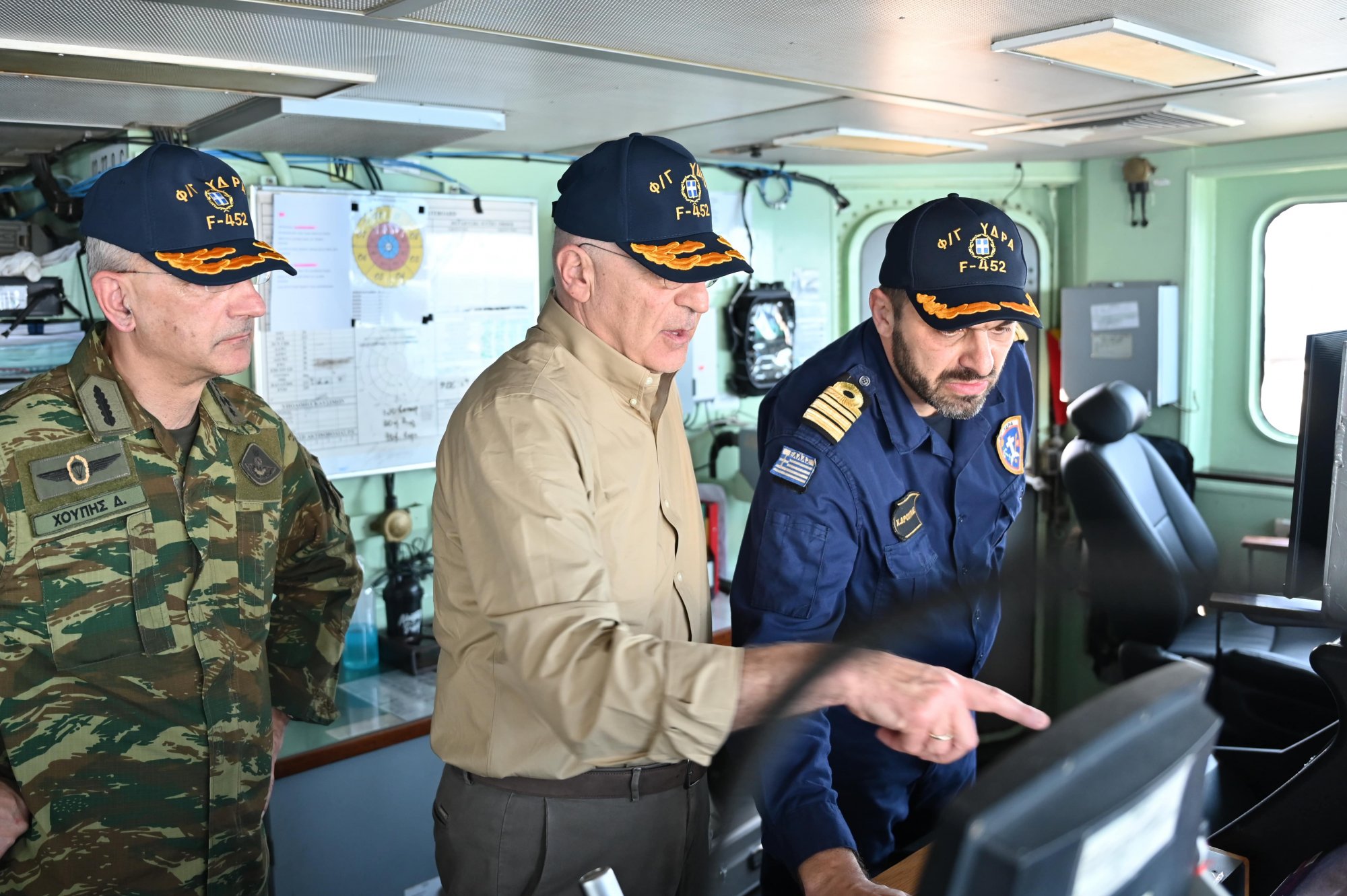 Στη φρεγάτα «Ύδρα» στην Ερυθρά Θάλασσα ο Νίκος Δένδιας