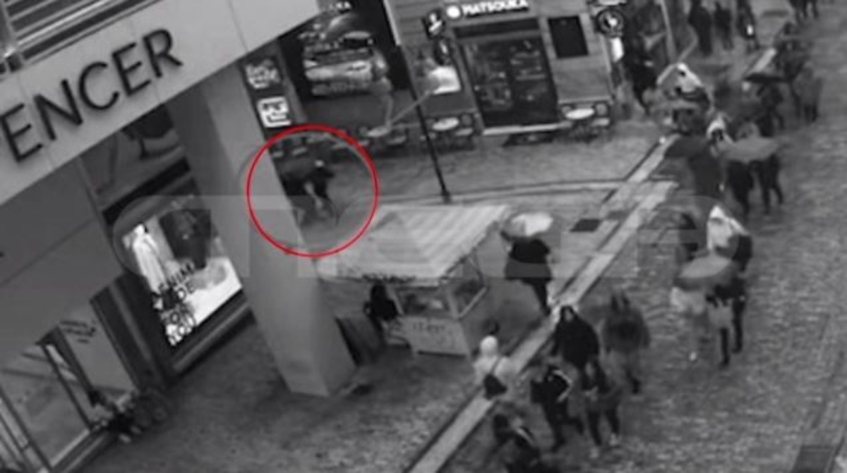 Ερμού: Φωτογραφίες ντοκουμέντο από την επίθεση με μαχαίρι στη φοιτήτρια