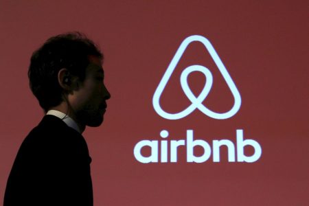Airbnb: Απαγόρευσε τις κάμερες στο εσωτερικό των καταλυμάτων της