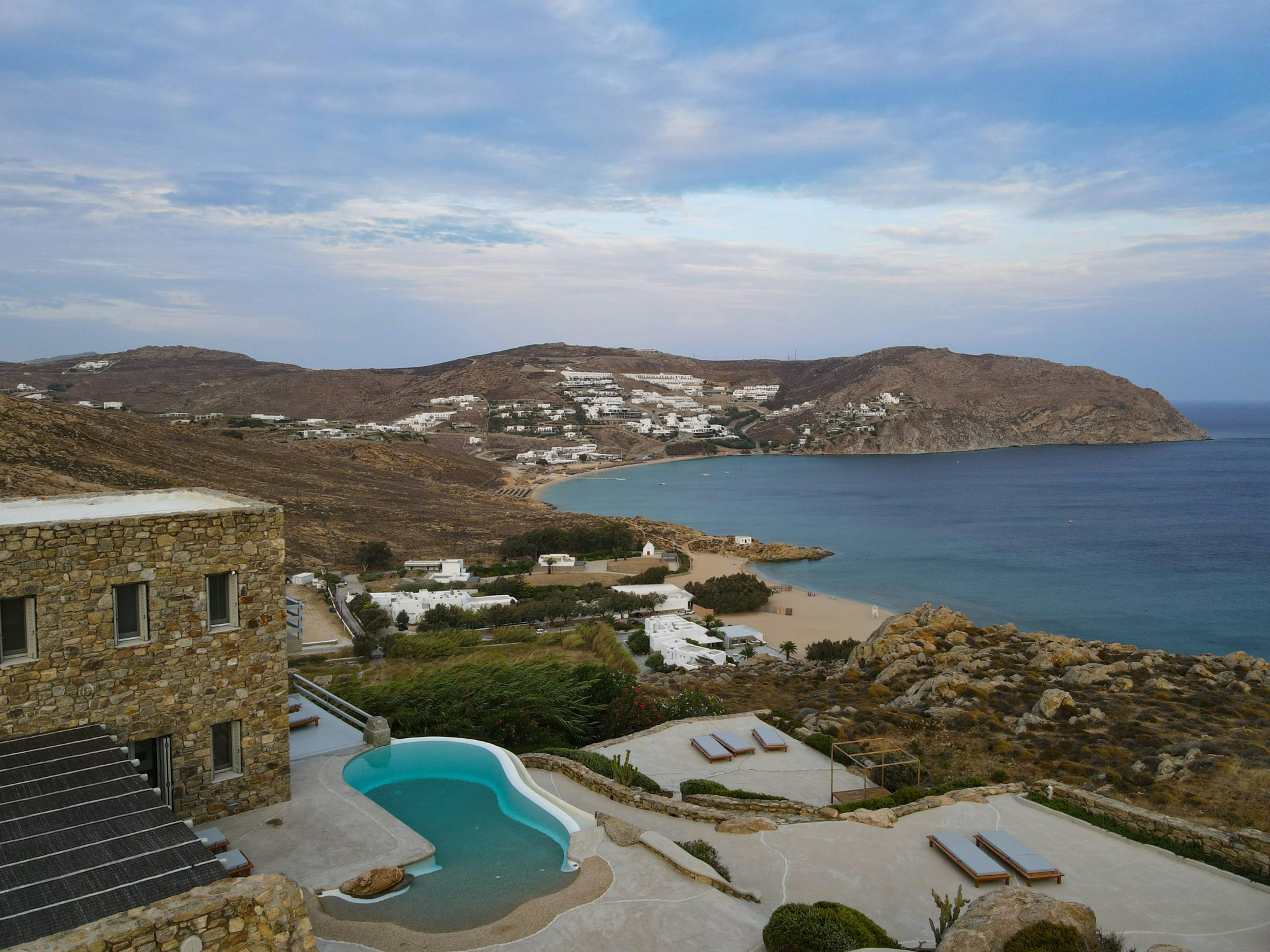 Εκθαμβωτικά γαλάζια νερά, πλωτά βασίλεια και μυθικά πάρτι