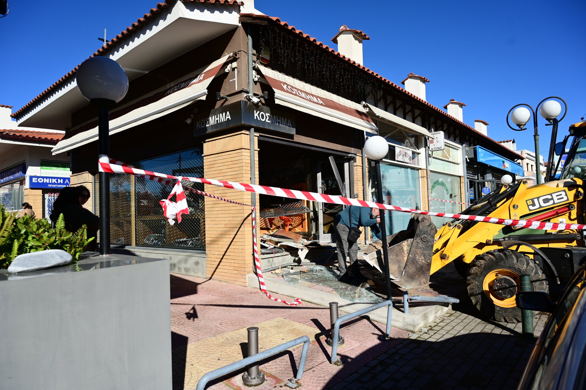 Καπανδρίτι: Η στιγμή που η μπουλντόζα μπαίνει στο κοσμηματοπωλείο
