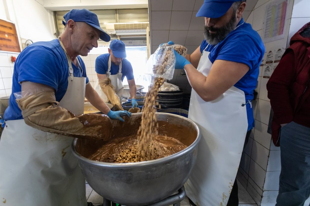 Ένα πρωινό σε δύο μάστορες του χαλβά σε Κοκκινιά και Δραπετσώνα